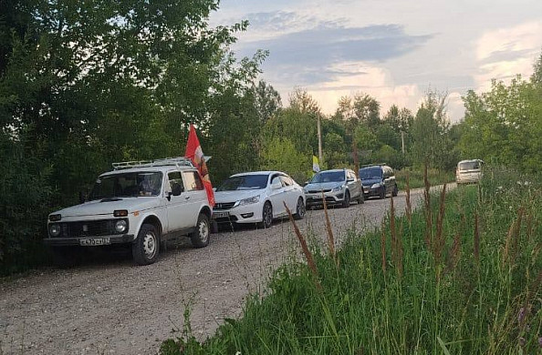 Более 10 машин участвовали в крестном автоходе в Комсомольском районе: ВИДЕО